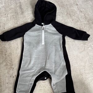 Nike Kids Black and Gray Hooded Footie
